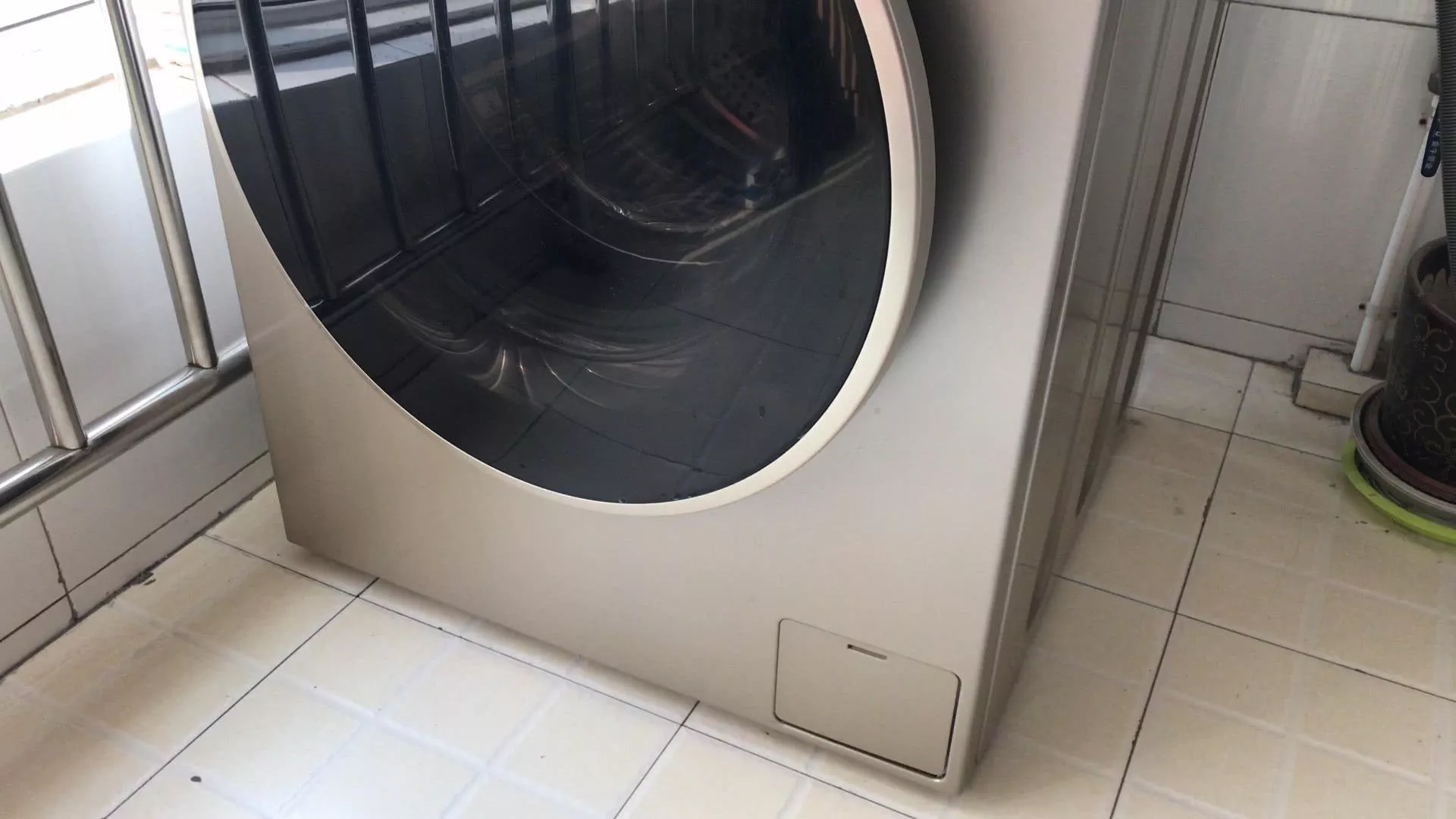 滚筒洗衣机洗衣服漏水怎么办